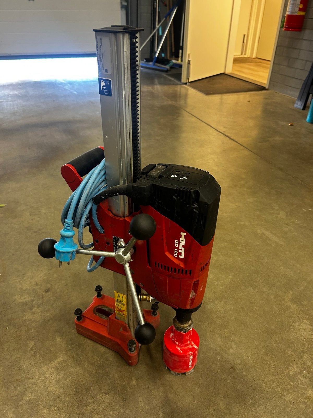 Hilti DD 120 Diamantboormachine met Boorstatief, Ophalen, Gebruikt, 600 watt of meer, Boormachine