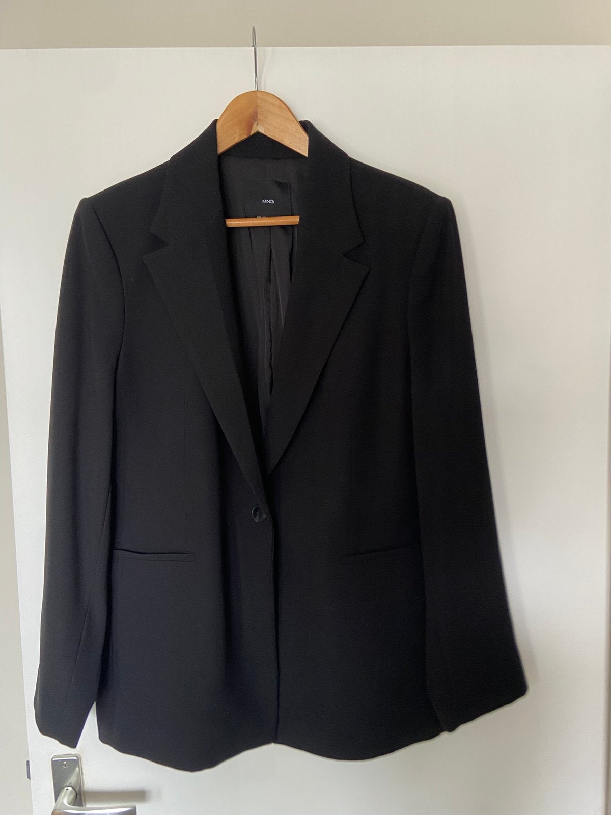 Blazer van mango, Kleding | Dames, Jasjes, Kostuums en Pakken, Ophalen, Zo goed als nieuw, Maat 42/44 (L), Zwart