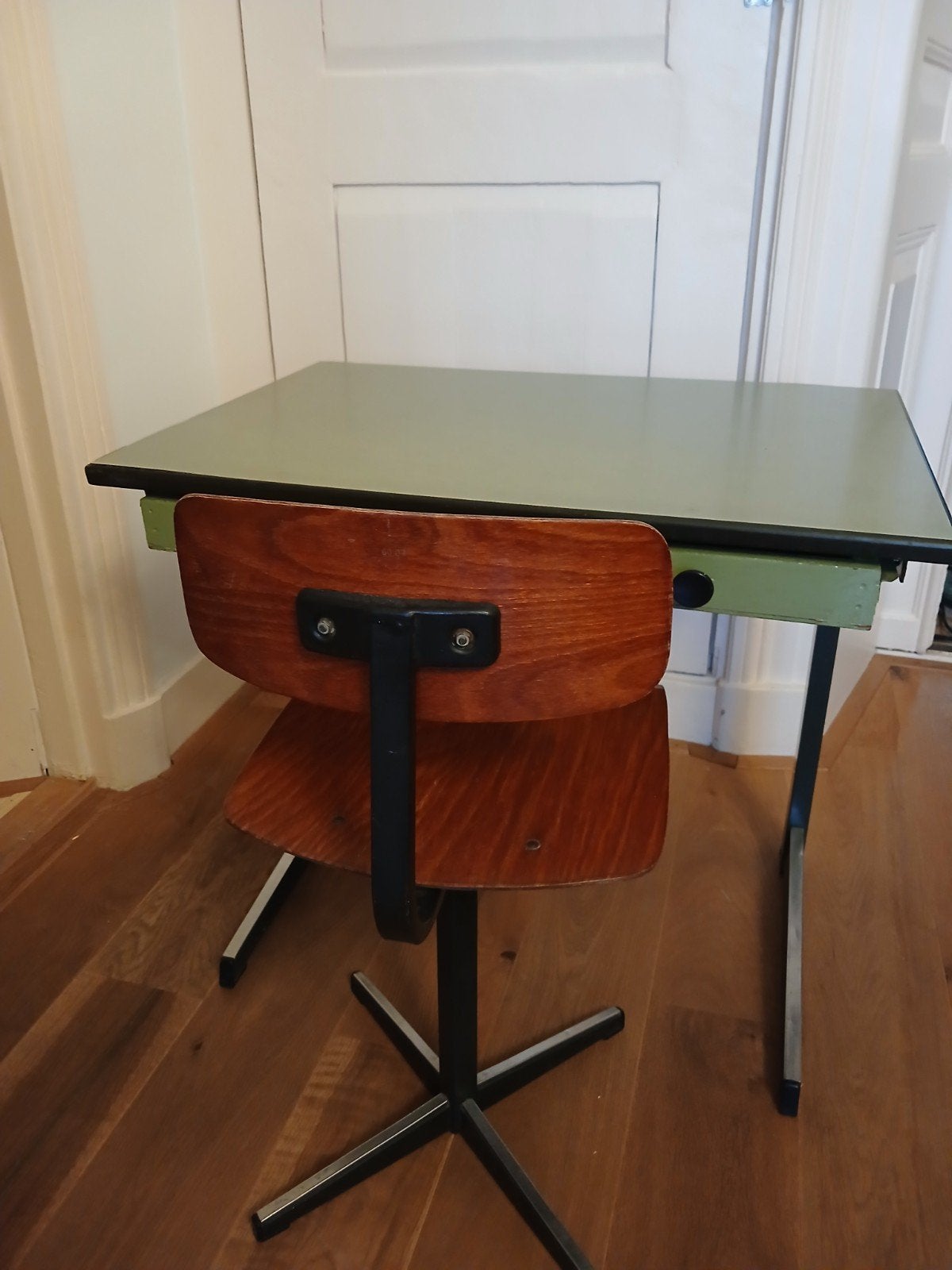 Vintage kinder bureau met stoel - Groen en hout, Huis en Inrichting, Bureaus, Ophalen, Overige typen, Groen, Gebruikt