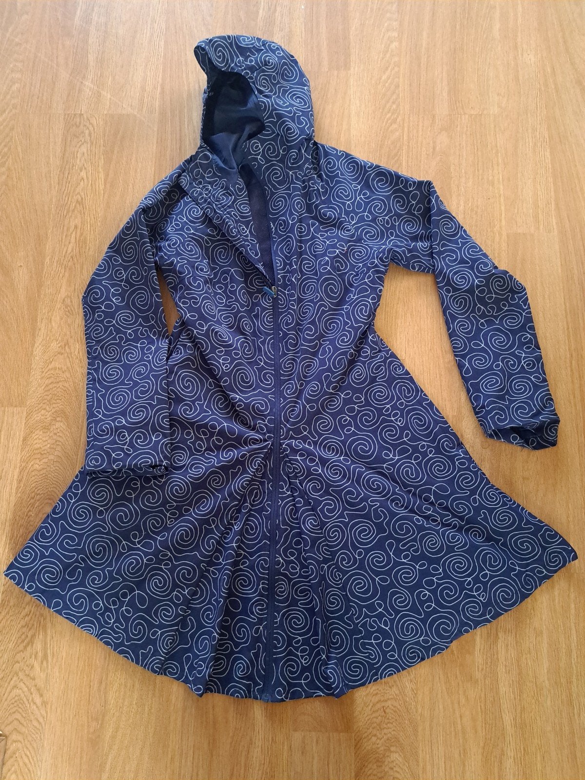 AGU Regenjas Dames - Blauw met Witte Krullen, Maat 38/40 (M), Blauw, Ophalen of Verzenden, Zo goed als nieuw