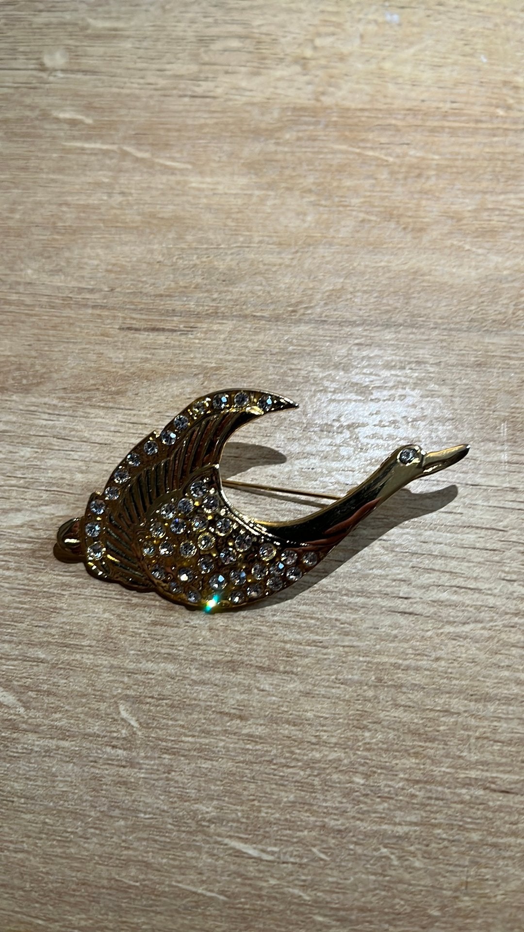 goudkleurige strass-broche, Sieraden, Tassen en Uiterlijk, Ophalen, Zo goed als nieuw, Goud, Overige materialen