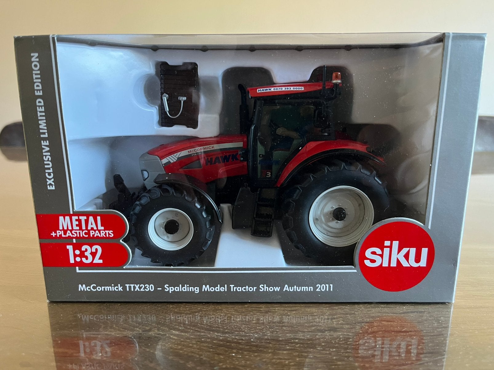 Mc Cormick TTX 230 trekker Hawk Spalding 2011 Siku, Ophalen of Verzenden, Nieuw, Tractor of Landbouw, SIKU