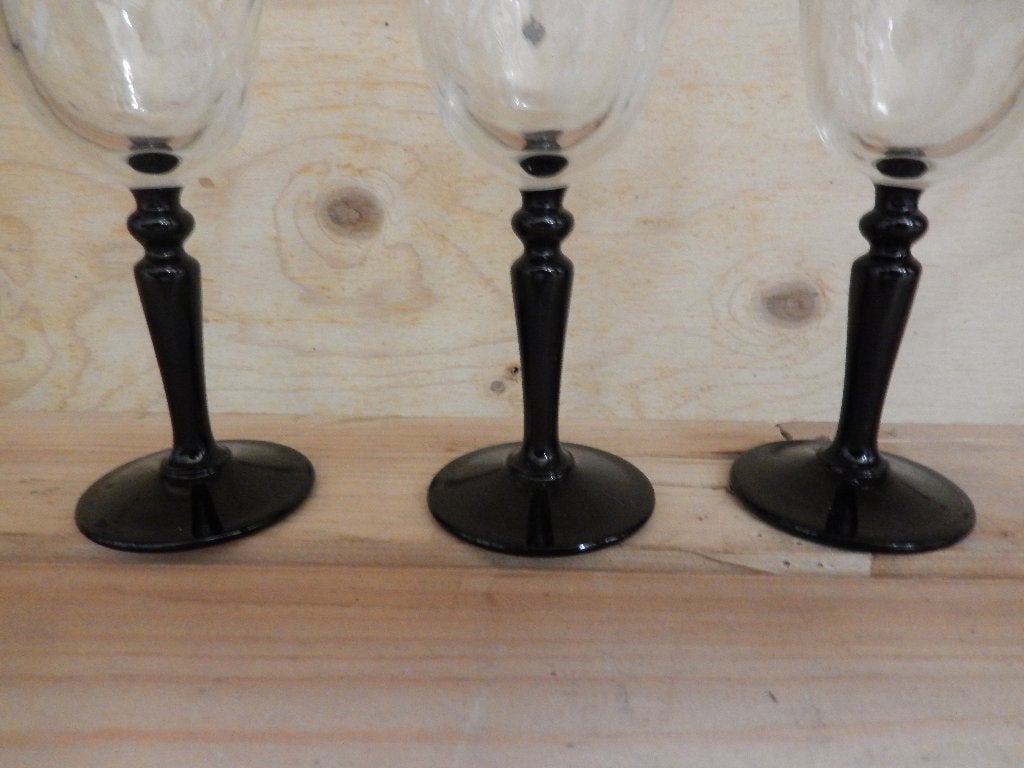 Set van 3 wijnglazen met zwarte voet, Verzamelen, Glas en Borrelglaasjes, Ophalen of Verzenden, Zo goed als nieuw, Overige typen