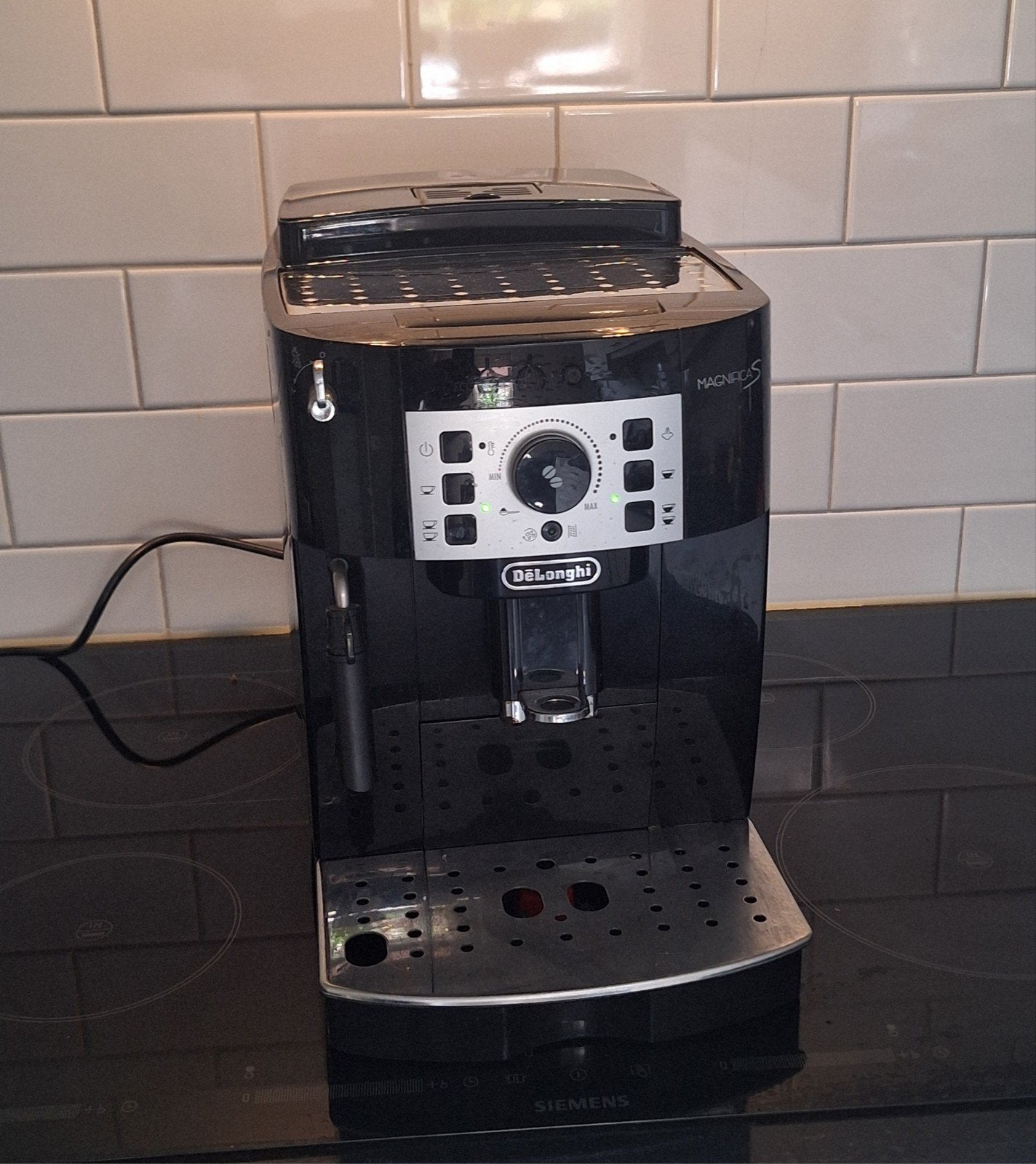 Delonghi Magnifica S Defect - lekt water