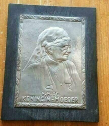 Rechthoekige plaquette met relief portret van emma., Antiek en Kunst, Antiek | Wandborden en Tegels, Ophalen