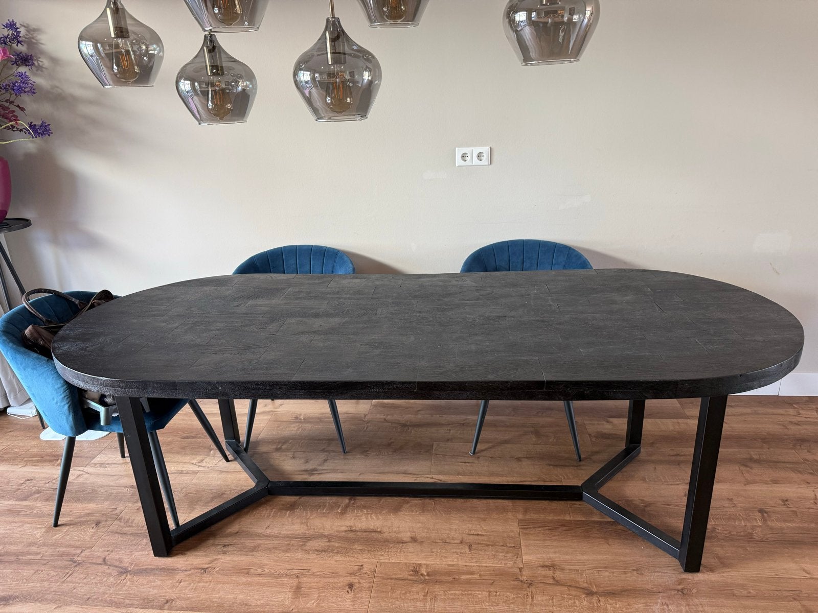 Ovale eettafel zwart hout met metalen onderstel, Huis en Inrichting, Tafels | Eettafels, Ophalen, Gebruikt, 100 tot 150 cm, 200 cm of meer