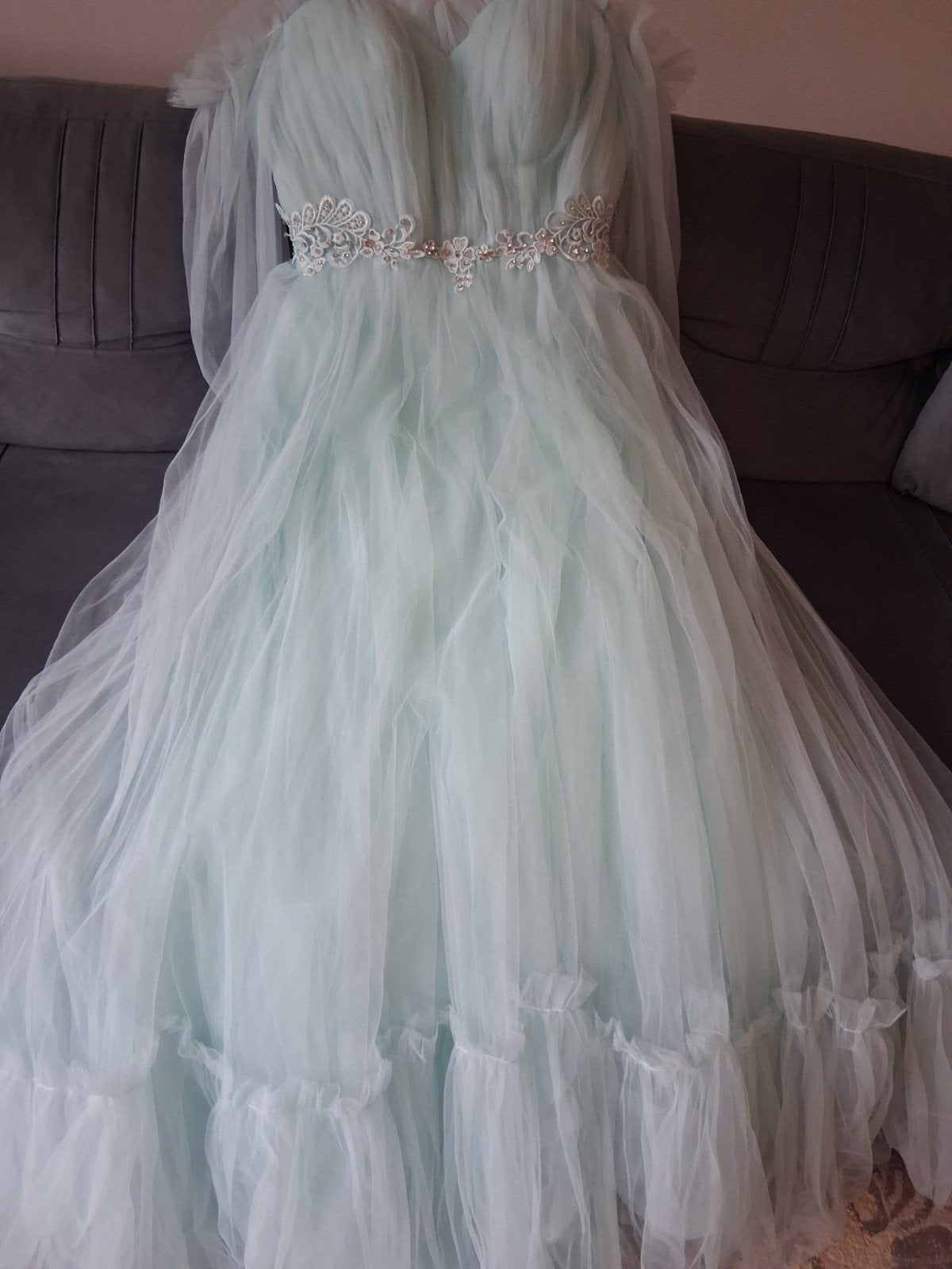 Elegante lichtblauwe tule jurk met kanten details, Blauw, Onder de knie, Ophalen, Maat 38/40 (M)
