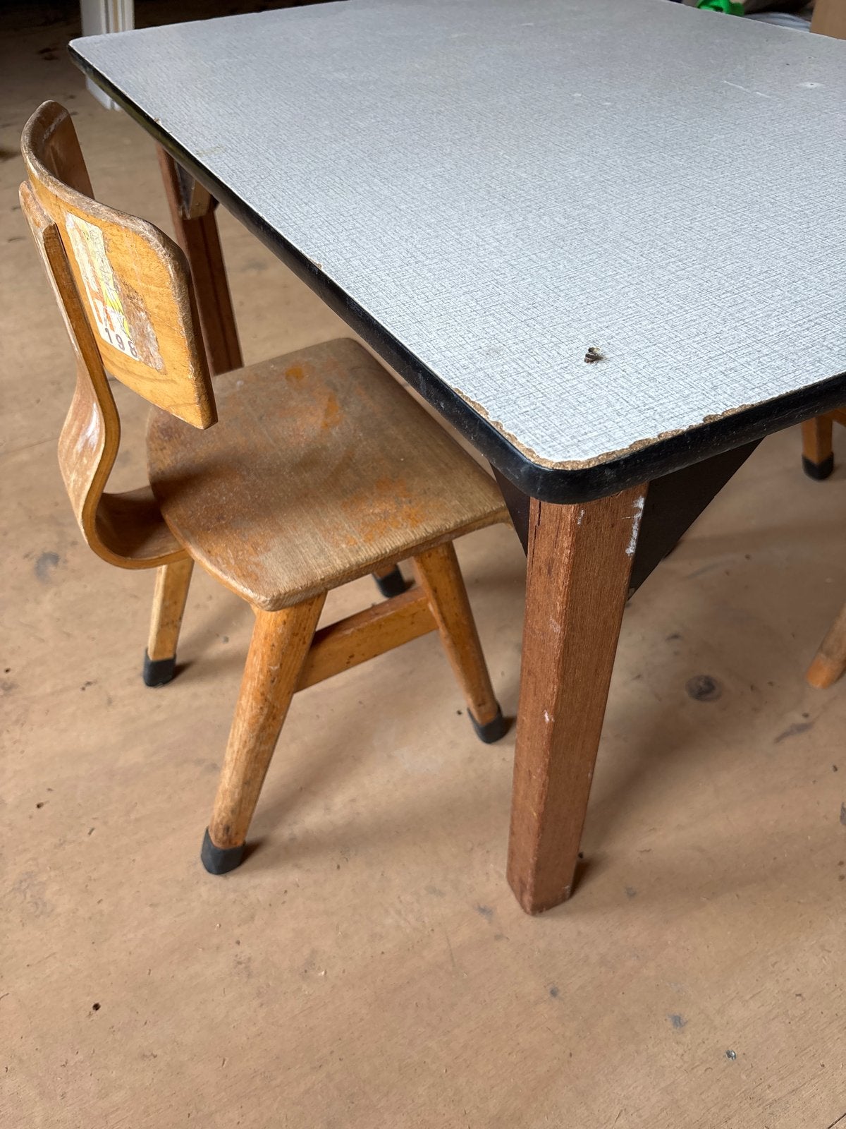 Vintage kinderbureau tafel met stoeltjes, Ophalen