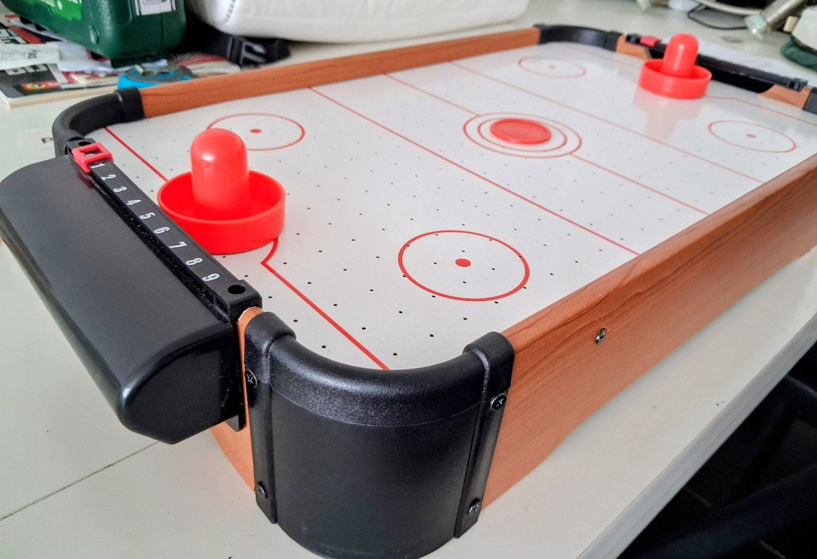 Airhockey tafel met 2 speelschijven, Een of twee spelers, Ophalen, Gebruikt, Intertoys B.V.