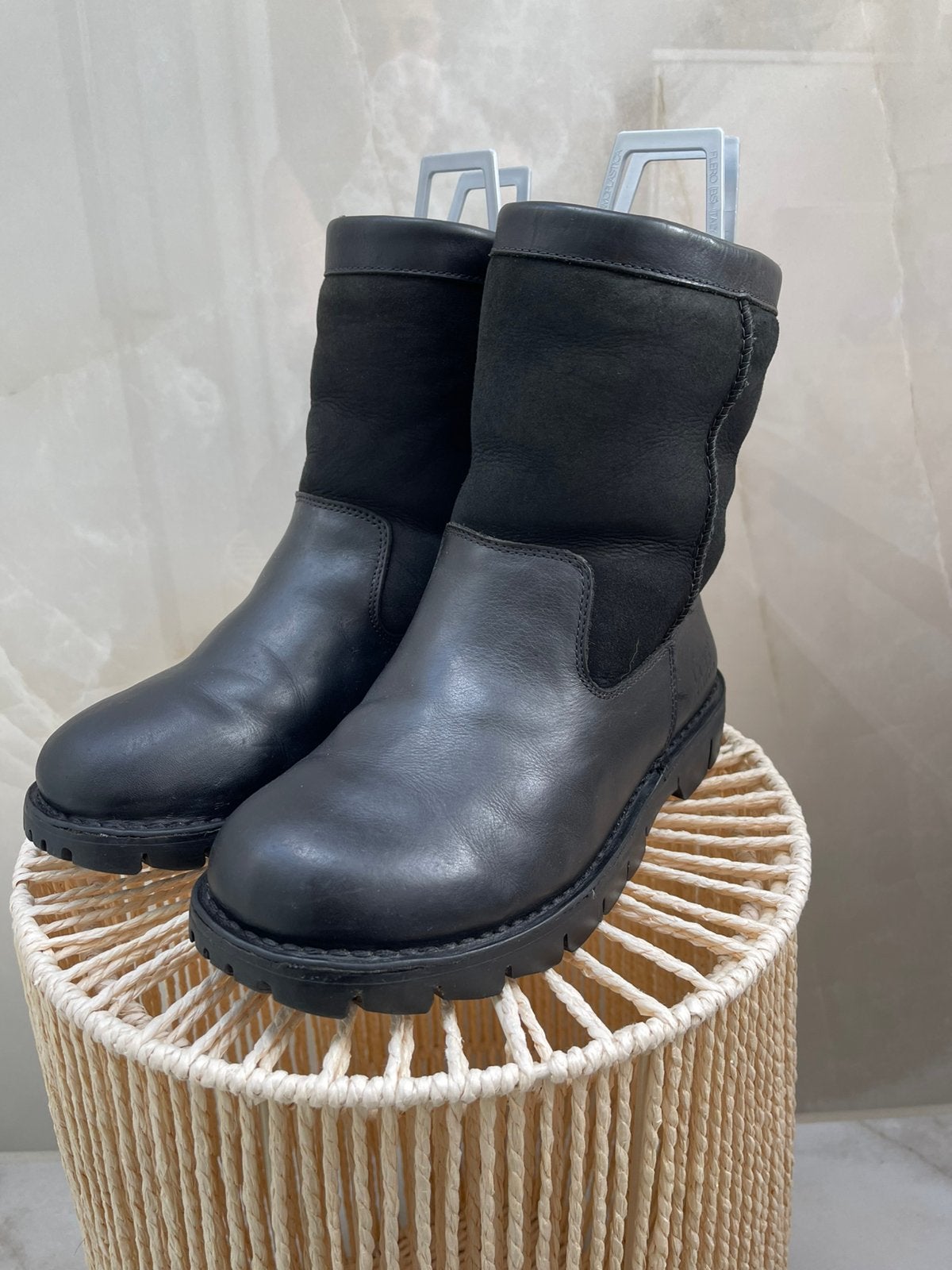 Ugg “Beacon” Leren laarzen Maat 40,5 ., Kleding | Dames, Ophalen of Verzenden, Gedragen, Zwart, Lage of Enkellaarzen