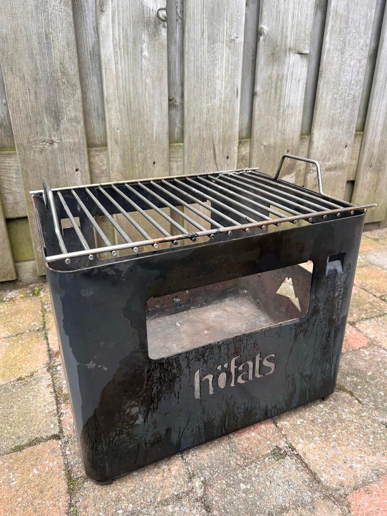 Höfats BBQ Beer Box incl. Grill - Draagbare BBQ, Tuin en Terras, Barbecue-accessoires, Gebruikt, Ophalen