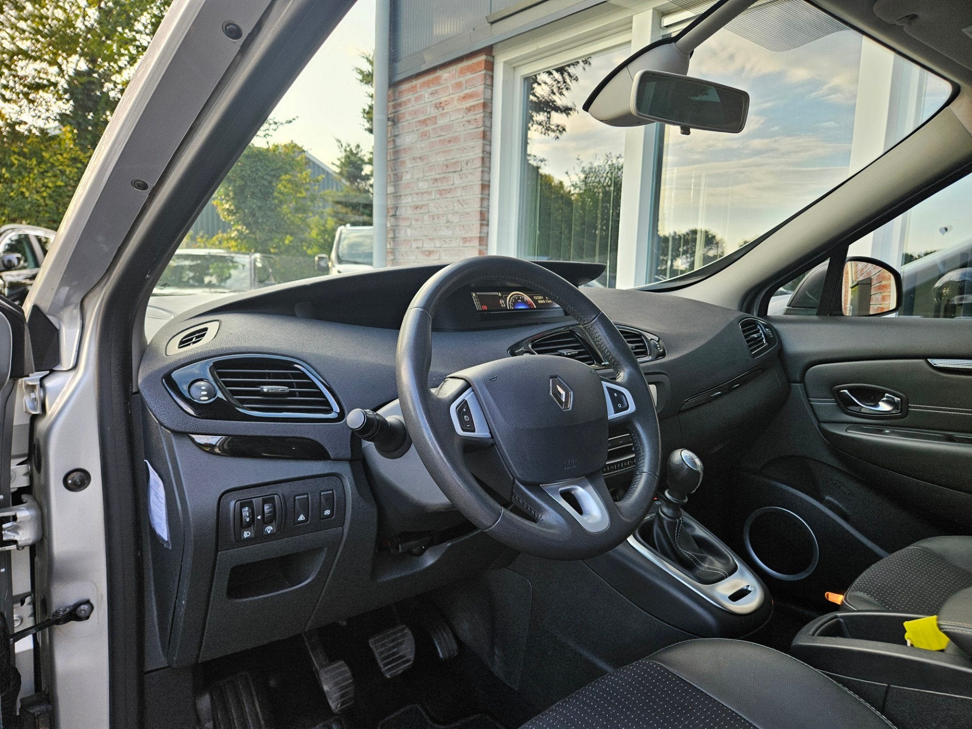 Renault Scénic 1.2 TCe Bose Trekhaak! Airco/Clima! Cruise C, Auto's, Voorwielaandrijving, Euro 5, Gebruikt, 1295 kg