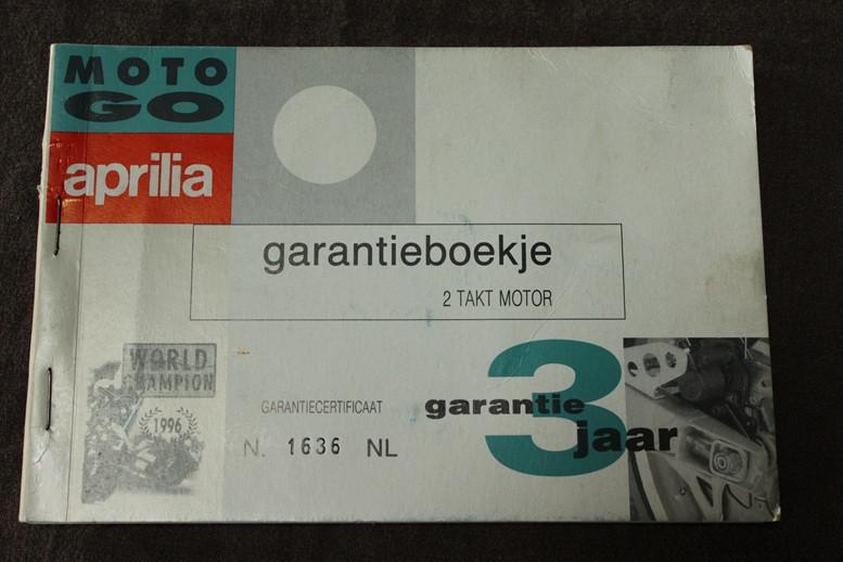 Aprilia Moto Go garantie boekje 2 takt motor, Fietsen en Brommers, Handleidingen en Instructieboekjes, Gebruikt, Ophalen of Verzenden