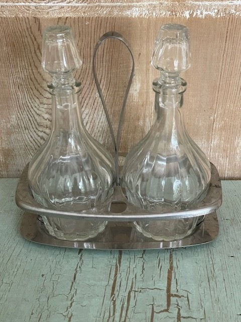 Vintage glazen olie- en azijnstel kristal. In metalen houder, Antiek en Kunst, Ophalen