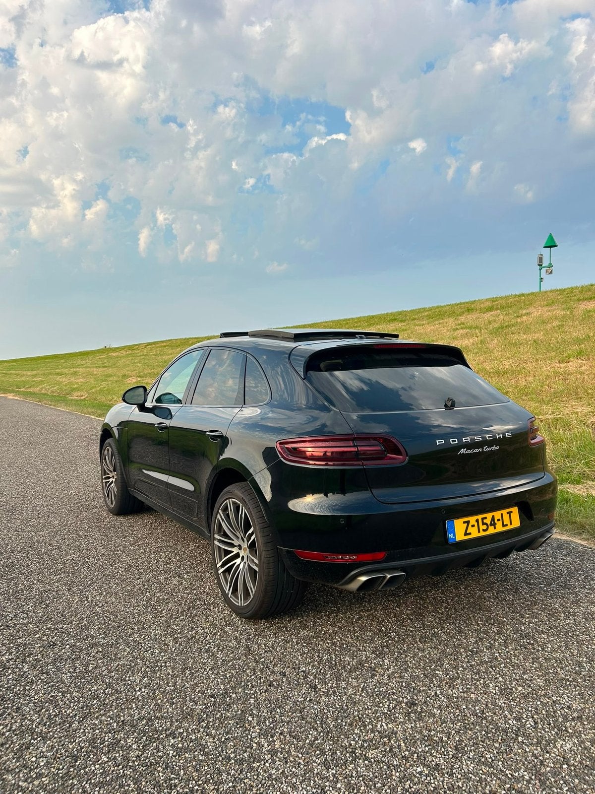 Porsche macan turbo 3.6 400pk 2016 Zwart, Auto's, Porsche, Automaat, Beige, Leder, Vierwielaandrijving
