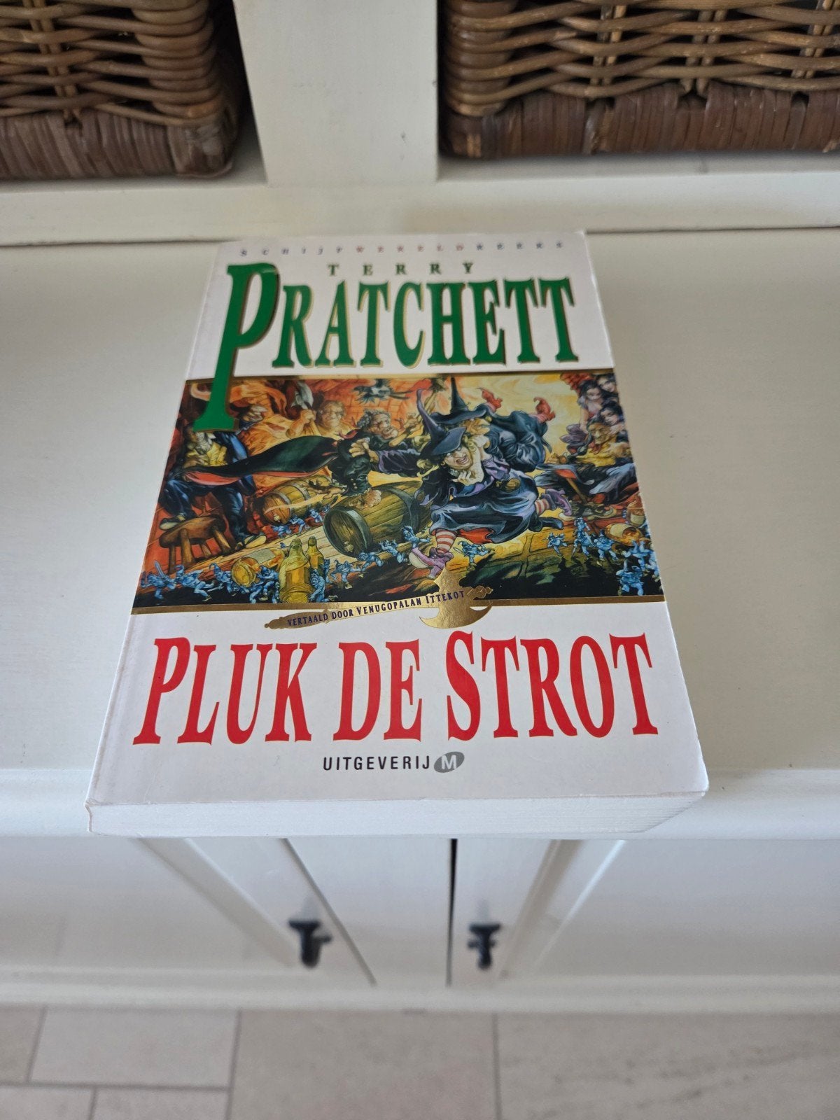 Terry Pratchett - Pluk de strot, Ophalen of Verzenden, Gelezen, Terry Pratchett