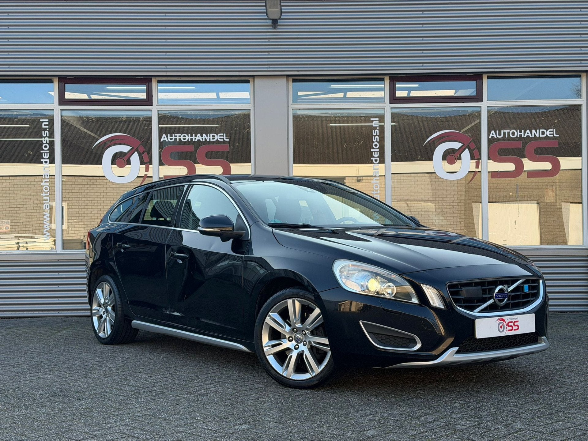 Volvo V60 2.0 T Summum | TREKHAAK AIRCO LMV CRUISE |, Auto's, Euro 5, 1502 kg, 4 cilinders, Zwart