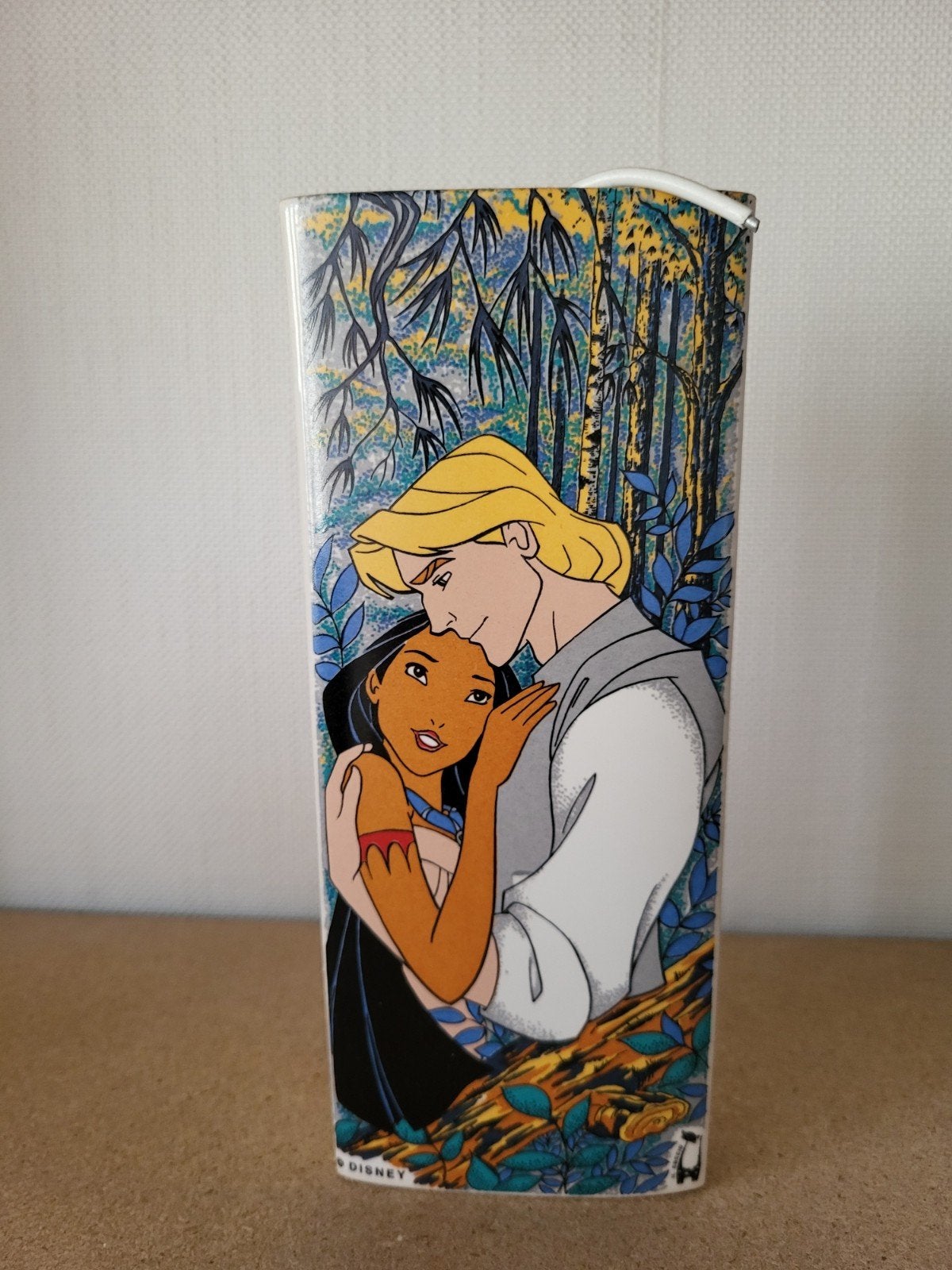Disney Pocahontas en John Smith wandvaasje, Ophalen of Verzenden, Pocahontas of Kl. Zeemeermin, Gebruikt, Servies
