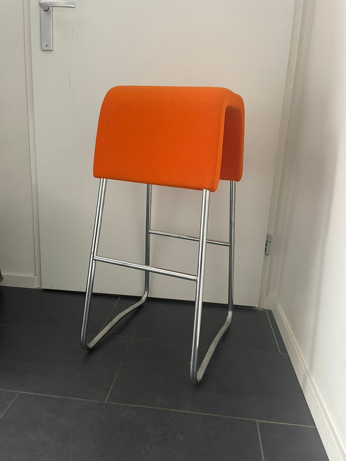 Grote barkrukken met oranje zitting – 6 stuks, Huis en Inrichting, Barkrukken, 5 krukken of meer, Ophalen, Zo goed als nieuw, 60 tot 90 cm