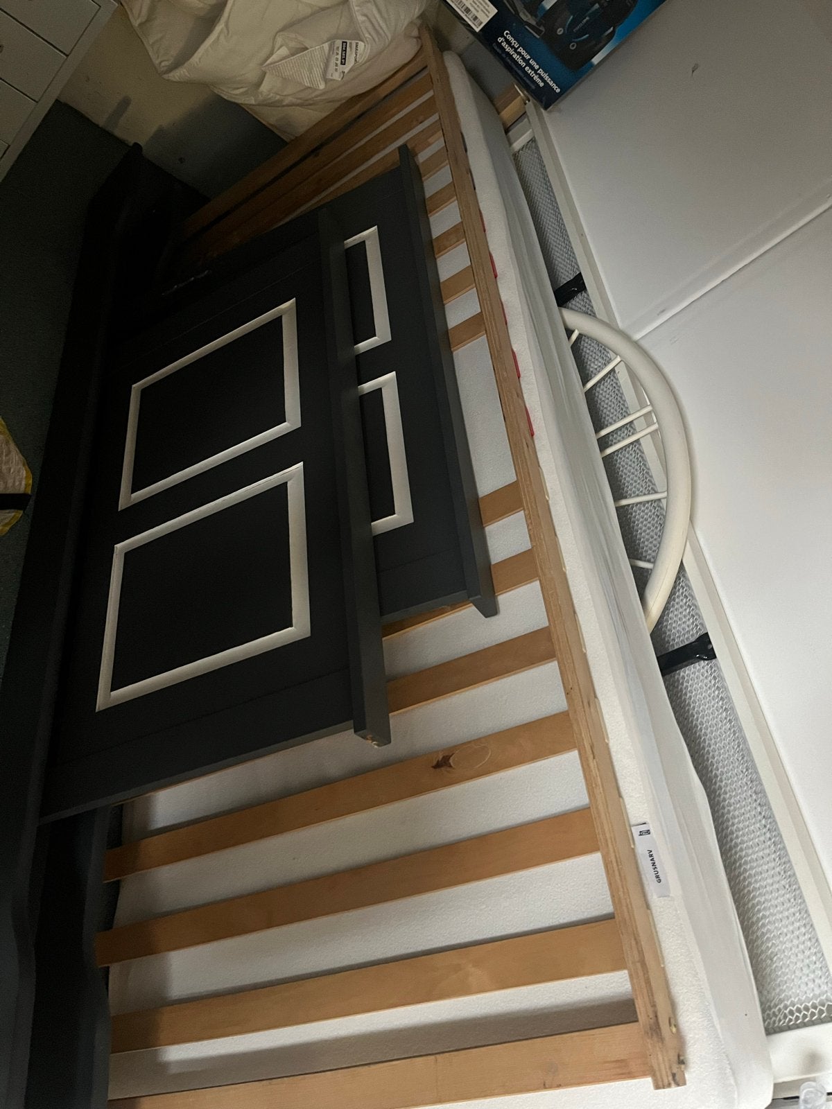 2x Eenpersoonsbedden (grenen & ijzer) + IKEA matras, Gebruikt, Eenpersoons, Wit, Ophalen of Verzenden