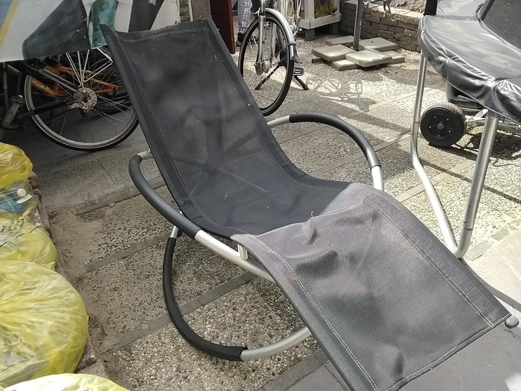 Comfortabele schommel/ ligstoel - Zwart met aluminium frame, Ophalen, Modern, Comfortabel, Gebruikt, Stof