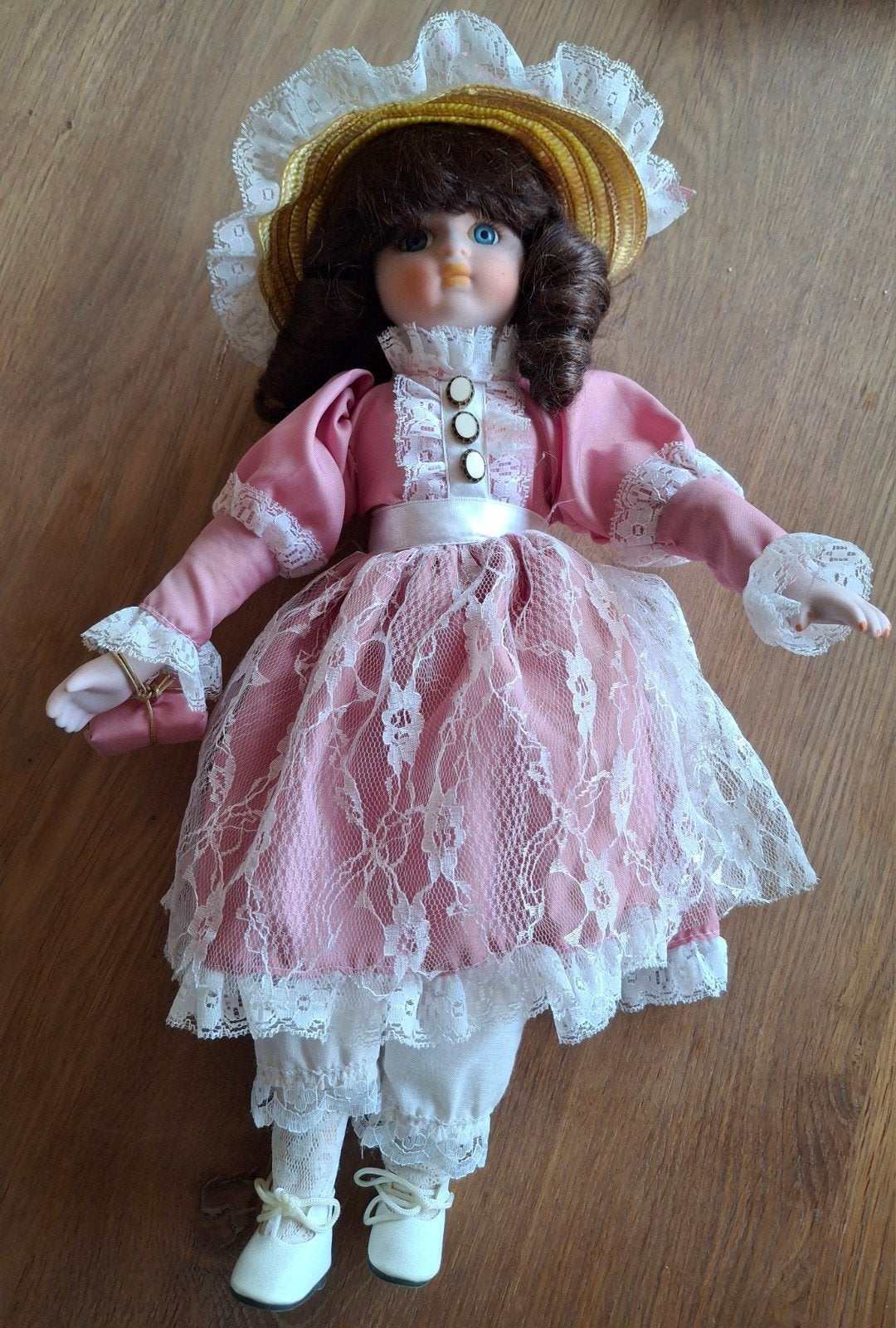 Vintage porseleinen pop in roze jurk met hoed, Ophalen of Verzenden, Gebruikt, Pop