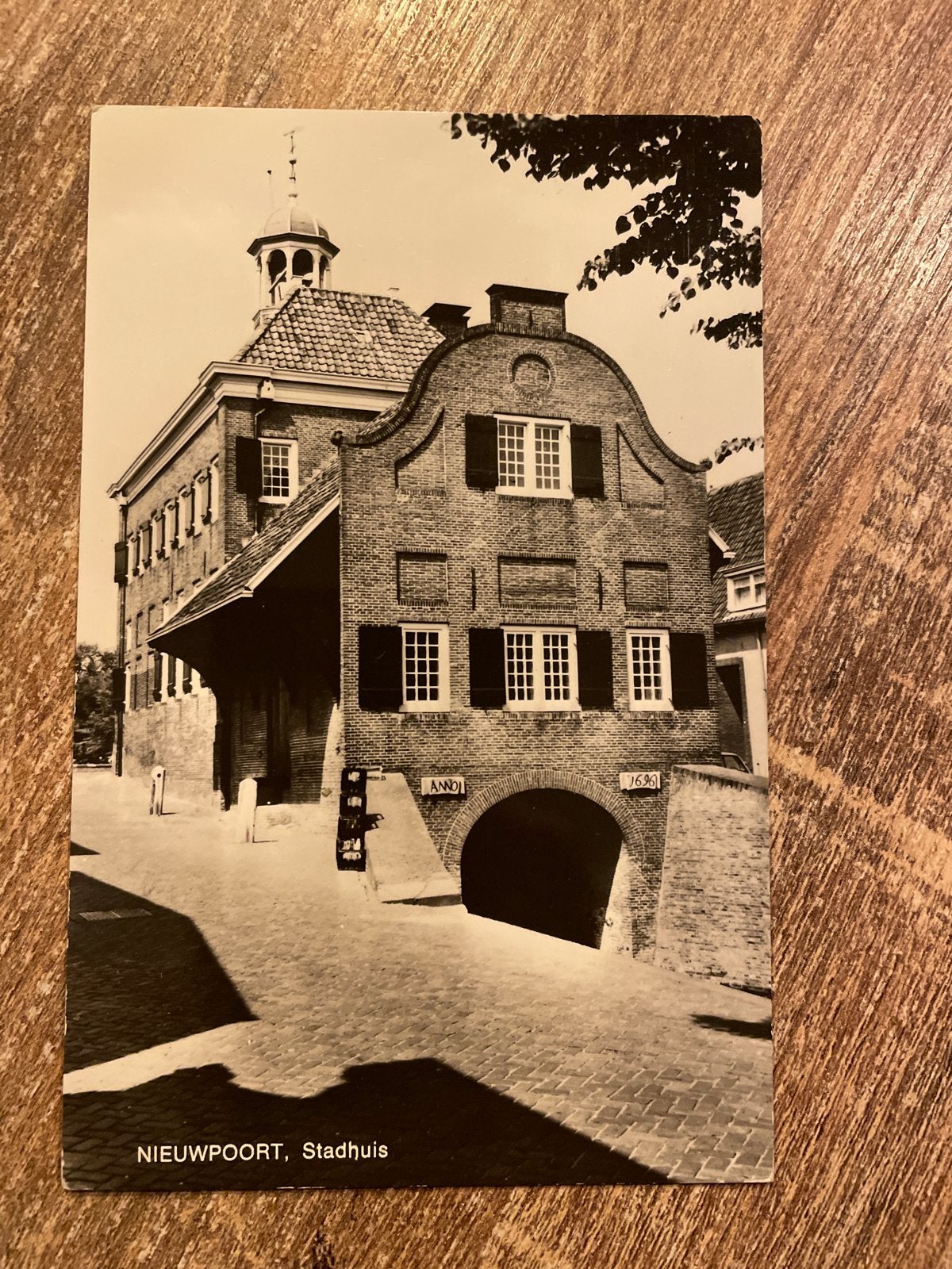Oude ansichtkaart Nieuwpoort Stadhuis - Gelopen 1978, Verzamelen, Ophalen of Verzenden, 1960 tot 1980, Gelopen, Zuid-Holland