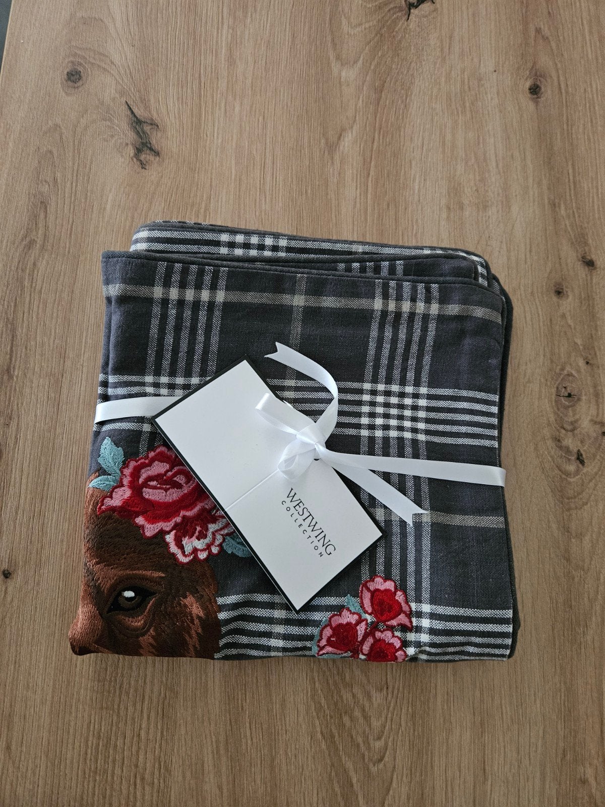 Westwing Kussenhoes met geborduurde beer en bloemen, Huis en Inrichting, Woonaccessoires | Kussens, Wasbaar, Overige merken, Nieuw
