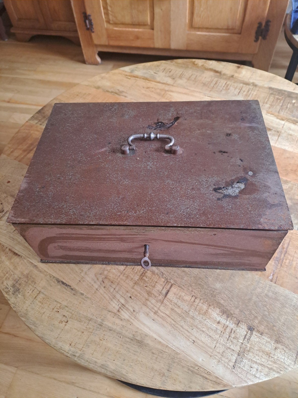 Antieke Beaumont metalen geldkist met roestige afwerking., Antiek en Kunst, Ophalen