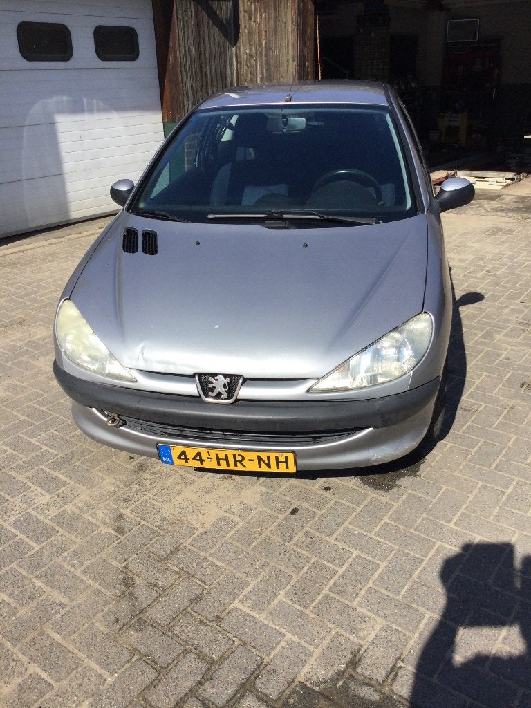 Peugeot 206 1.4 Gentry 3DR 2001 Grijs met APK 22-04-2027, Auto's, Voorwielaandrijving, Zwart, 4 cilinders, 49 €/maand