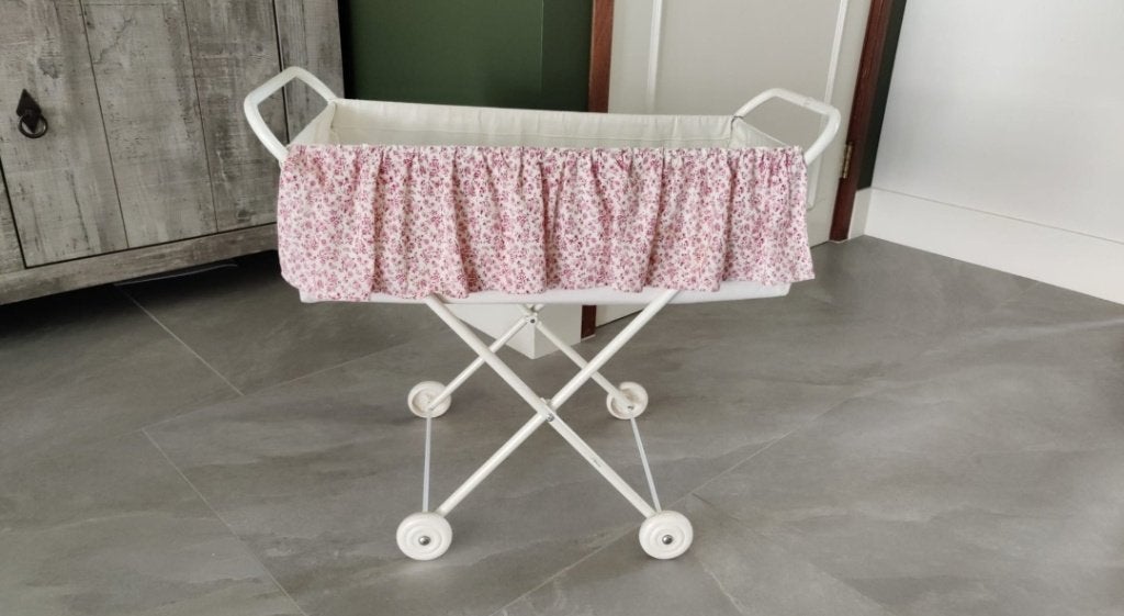 Poppen bedje op wielen met matras, Ophalen, Zo goed als nieuw, Toebehoren
