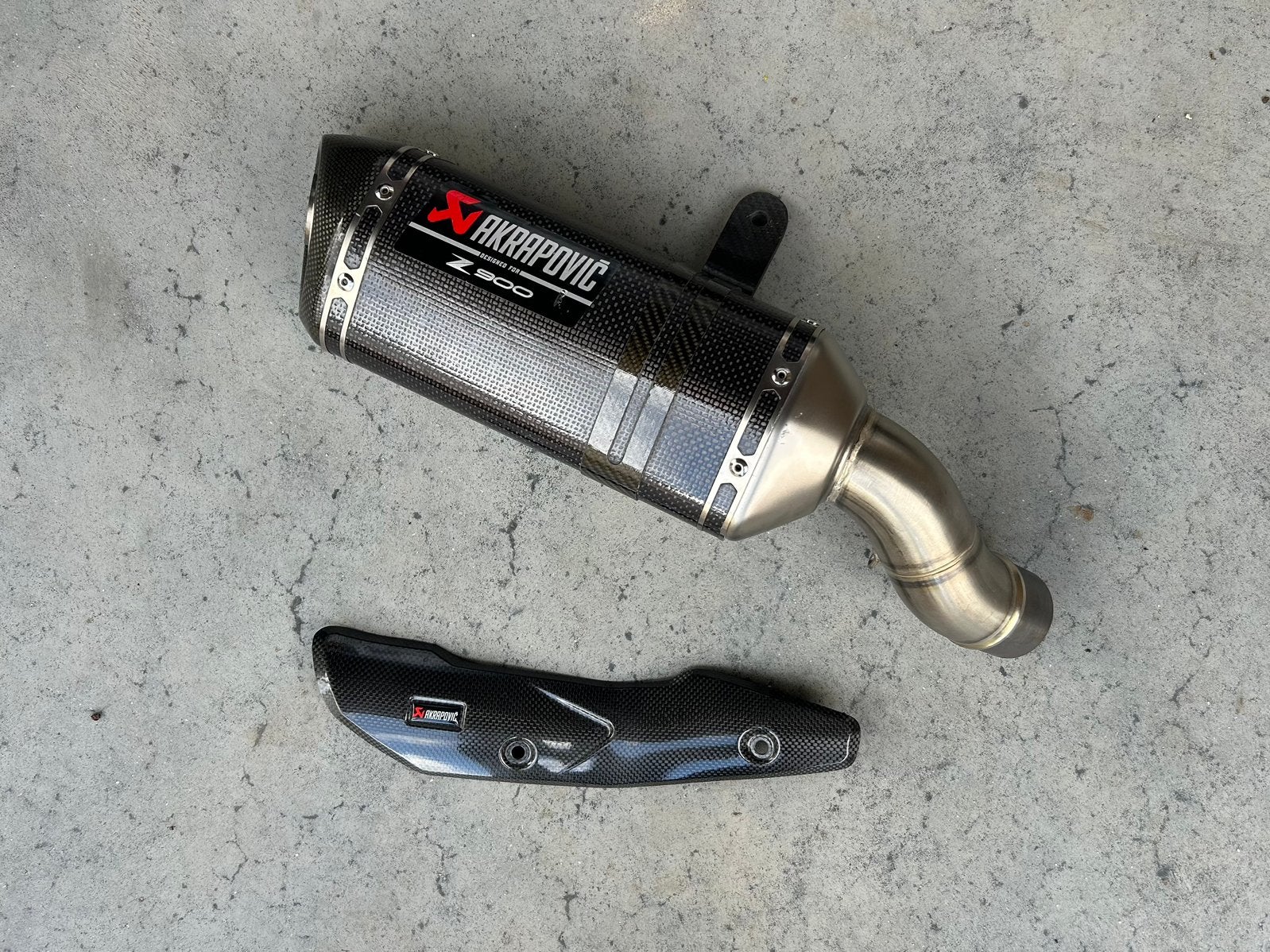 Kawasaki Z900 Akrapovic Carbon uitlaat + Hitteschild 20-24, Ophalen, Gebruikt