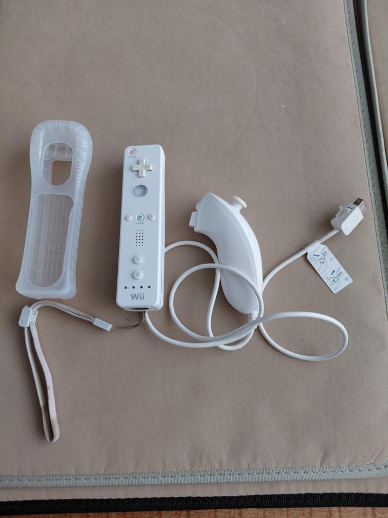 Wii Controller met Nunchuk en Siliconen Hoes, Ophalen of Verzenden, Zo goed als nieuw, Draadloos, Wii-mote of Nunchuck