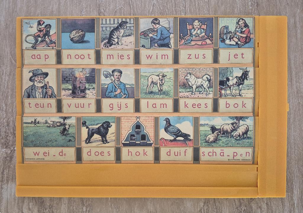Kunststof leesplankje Hoogeveen – vintage geel, Antiek en Kunst, Antiek | Speelgoed, Ophalen of Verzenden