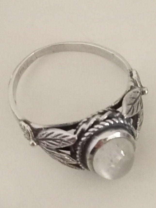 Vintage zilveren ring edelsteen wit/ lichtgrijs ovaal, Ophalen of Verzenden, Zo goed als nieuw, 17 tot 18, Met edelsteen