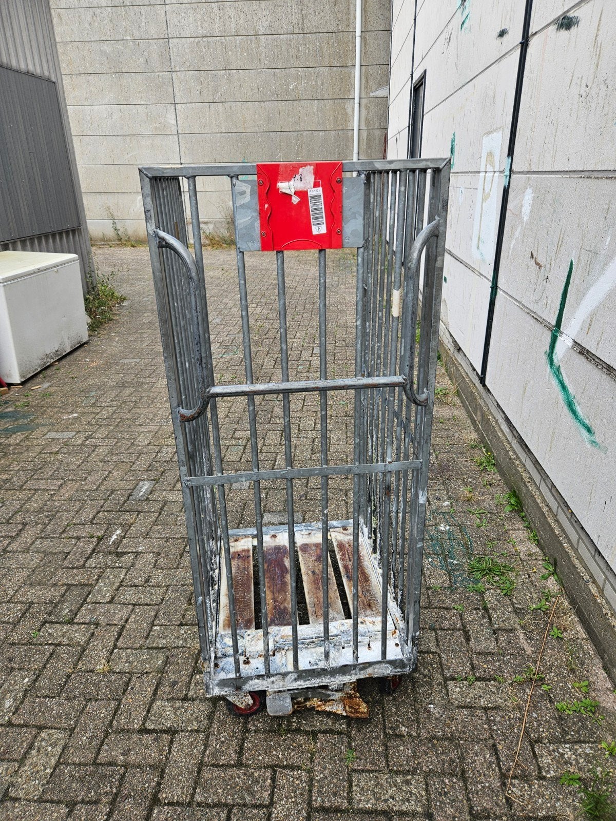 Stevige rolcontainer voor transport en opslag, Ophalen