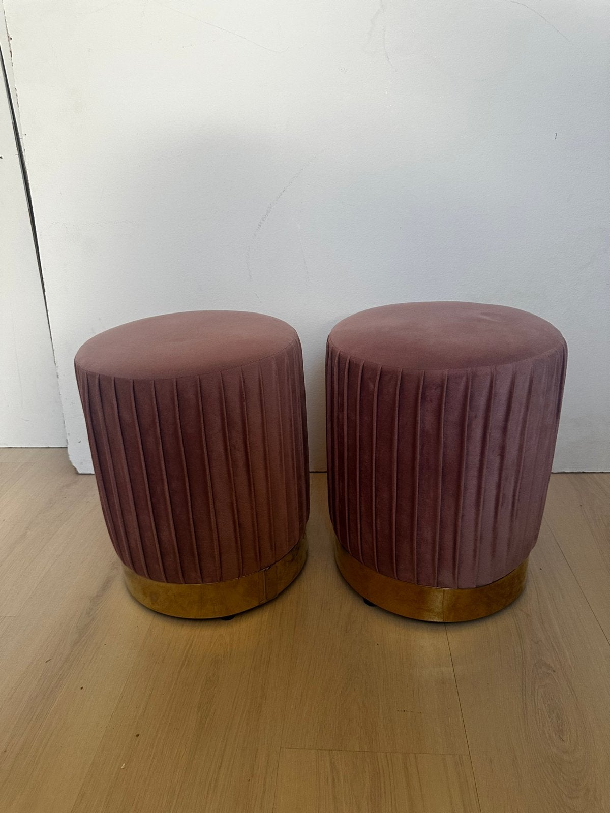 Set van 2 velvet poefs oudroze met gouden onderrand, Ophalen, Zo goed als nieuw, Rond, Minder dan 50 cm
