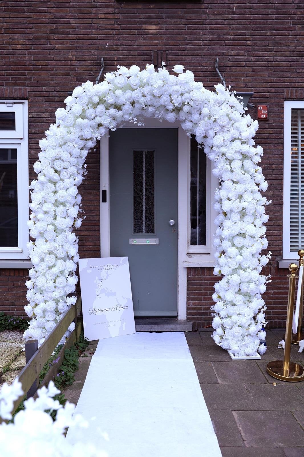 Te Huur: Witte bloemenboog en voor bruiloft of feest, Ophalen, Nieuw, Geboorte of Huwelijk