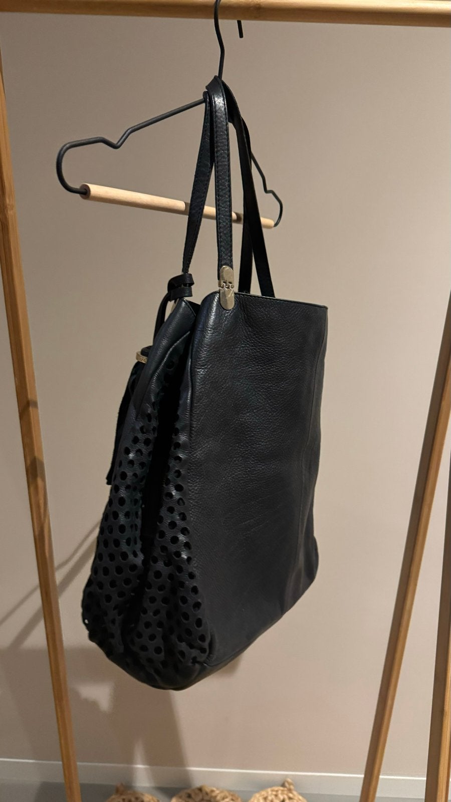Uterqüe Zwarte Leren Shopper met Geperforeerde Details, Sieraden, Tassen en Uiterlijk, Ophalen of Verzenden, Zo goed als nieuw