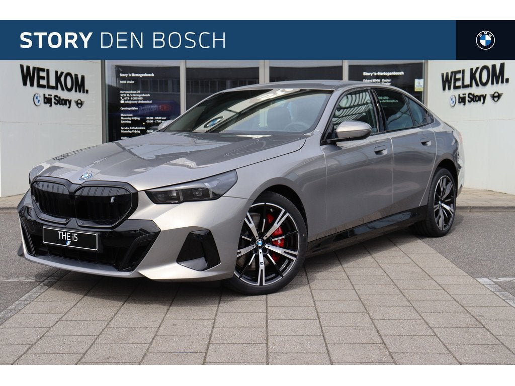 BMW i5 eDrive40 M Sport / Adaptieve LED / Parking Assistant, Auto's, BMW, Automaat, 2095 kg, Achterwielaandrijving, Zwart
