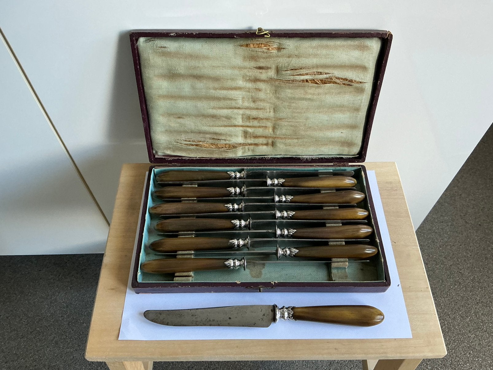 12 oude messen tafelmessen in cassette hoorn heft Frankrijk?, Ophalen of Verzenden