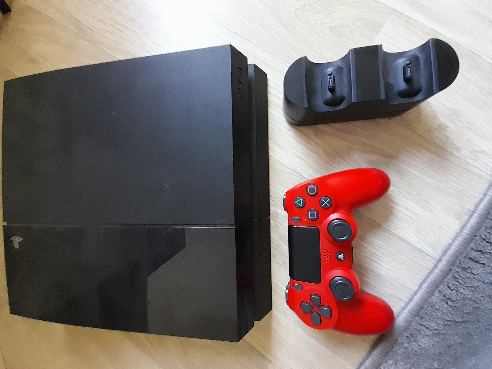 PlayStation 4 met rode controller en oplaadstation, 500 GB, Ophalen of Verzenden, Zo goed als nieuw, Met 1 controller