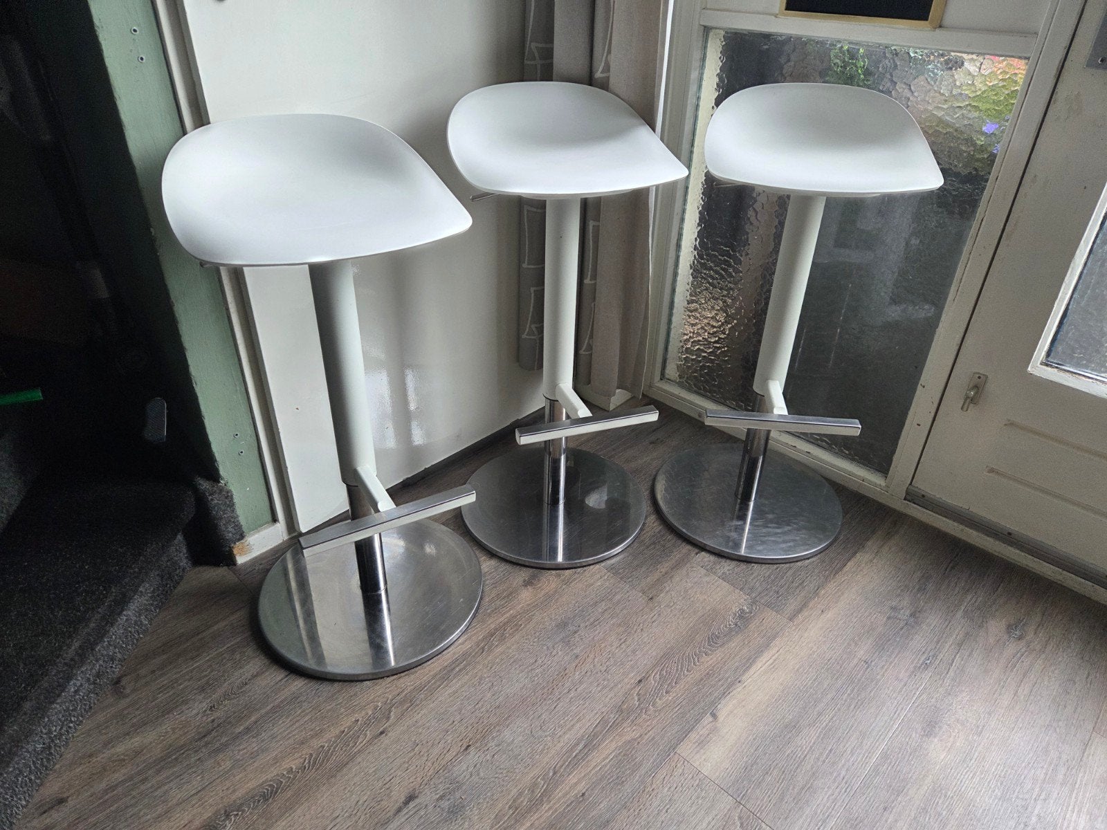 Foto 2 van Wit/chroom Ikea barkrukken