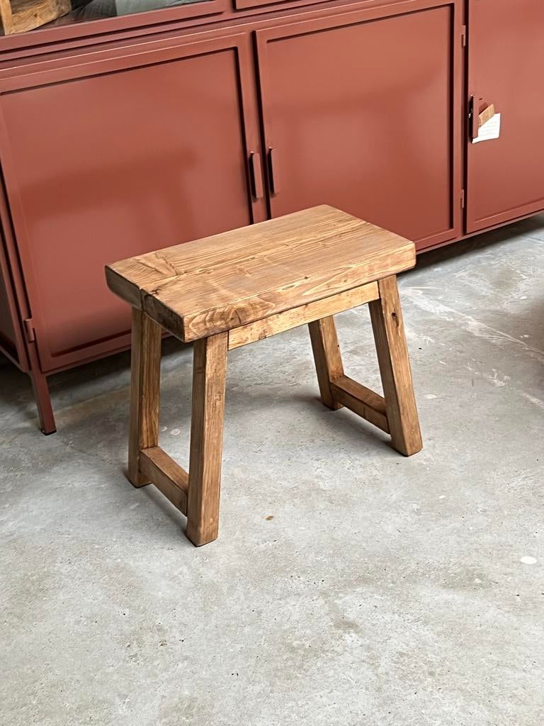 Notenkleur oud houten krukje - 30x50x47 cm, Huis en Inrichting, Krukjes, Ophalen, Gebruikt, Hout