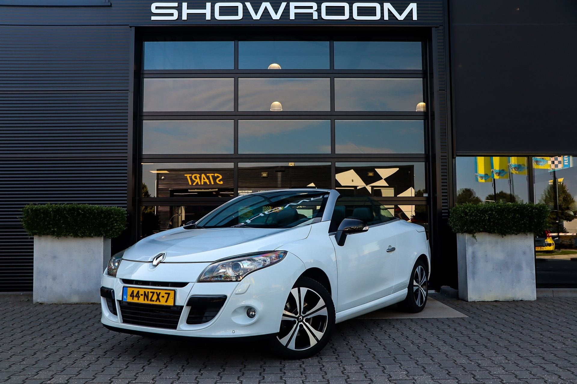 Renault Megane  130 PK, PDC, Navi, Airco, NL Auto, Facelift!, Auto's, Navigatiesysteem, Zwart, Wit, Bedrijf