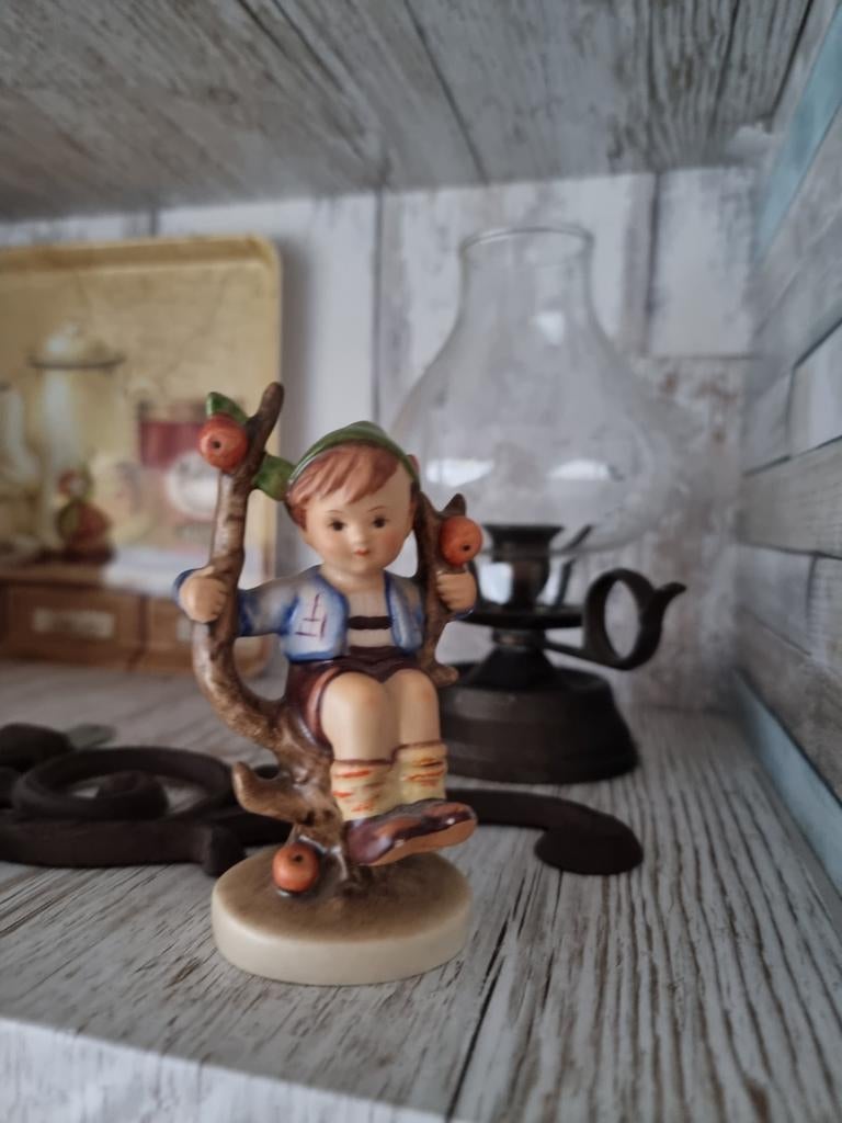 Hummel goebel jongetje op tak, Ophalen of Verzenden, Zo goed als nieuw