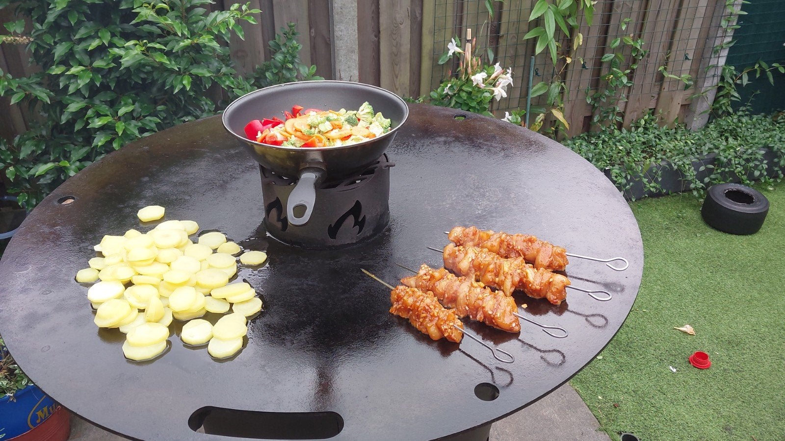 Vuurton BBQ met bakplaat - Ideaal voor buiten koken!, Ophalen, Gebruikt, Onbekend