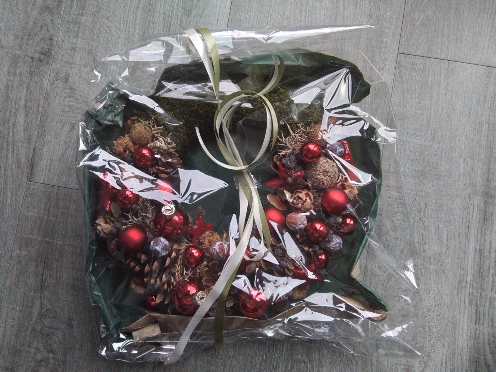 Nieuwe kerstkrans met rode accesoires, Ophalen of Verzenden, Nieuw
