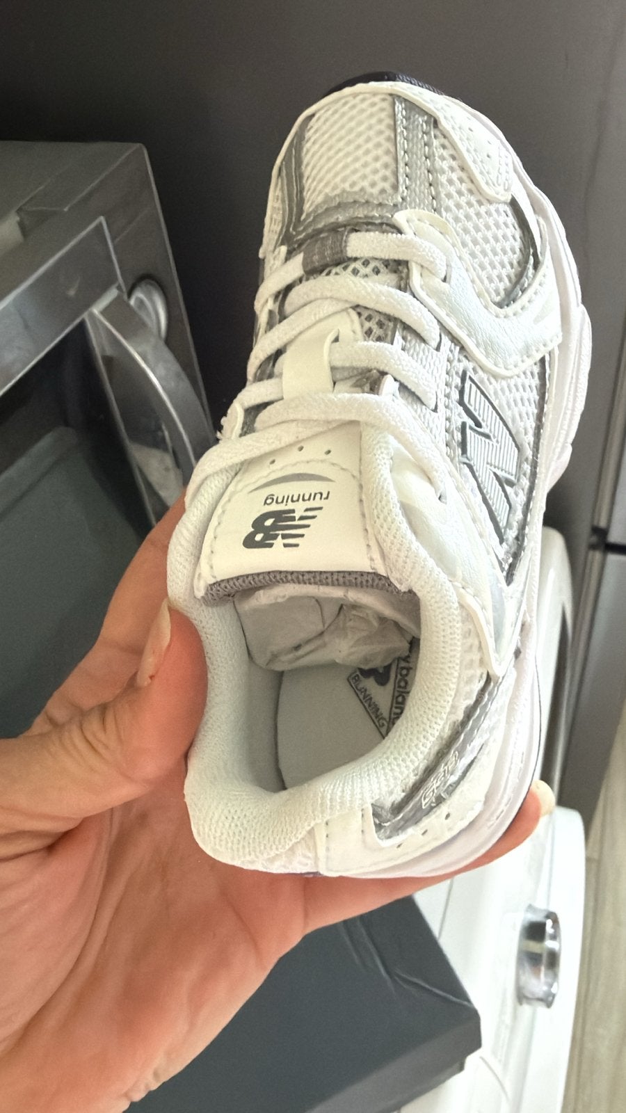 Nieuwe New Balance kinder sneakers maat 26 in doos, Ophalen of Verzenden, Nieuw, Jongen of Meisje, Sportschoenen