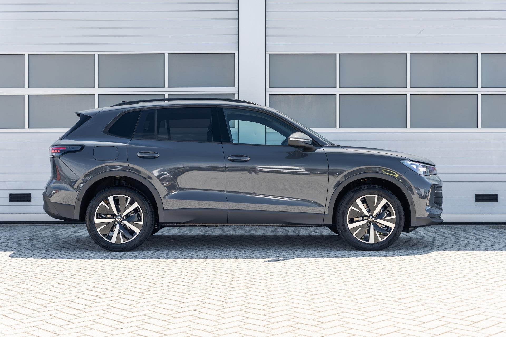 Volkswagen Tiguan 1.5 eHybrid 204pk DSG Life Edition | Trekh, Auto's, Volkswagen, 12 maanden, Stof, 1498 cc, 150 min